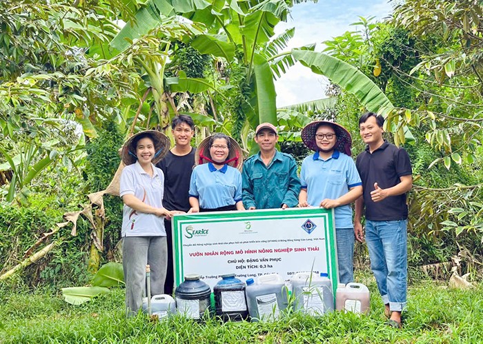 Đại diện HTX Nông nghiệp Anh Ba Việt Nam hướng dẫn nông dân ứng dụng ngâm ủ vi sinh phục vụ sản xuất nông nghiệp. Ảnh: Thanh Thư/Báo Cần Thơ.