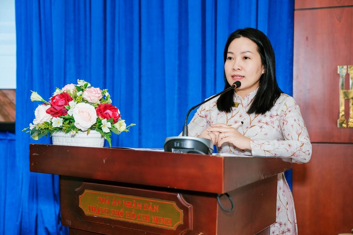 PGS.TS. Nguyễn Thị Hồng Nhung trình bày tham luận về sửa đổi Bộ luật Tố tụng dân sự 2015 tại hội thảo ngày 10/7/2026. Ảnh: UEL.