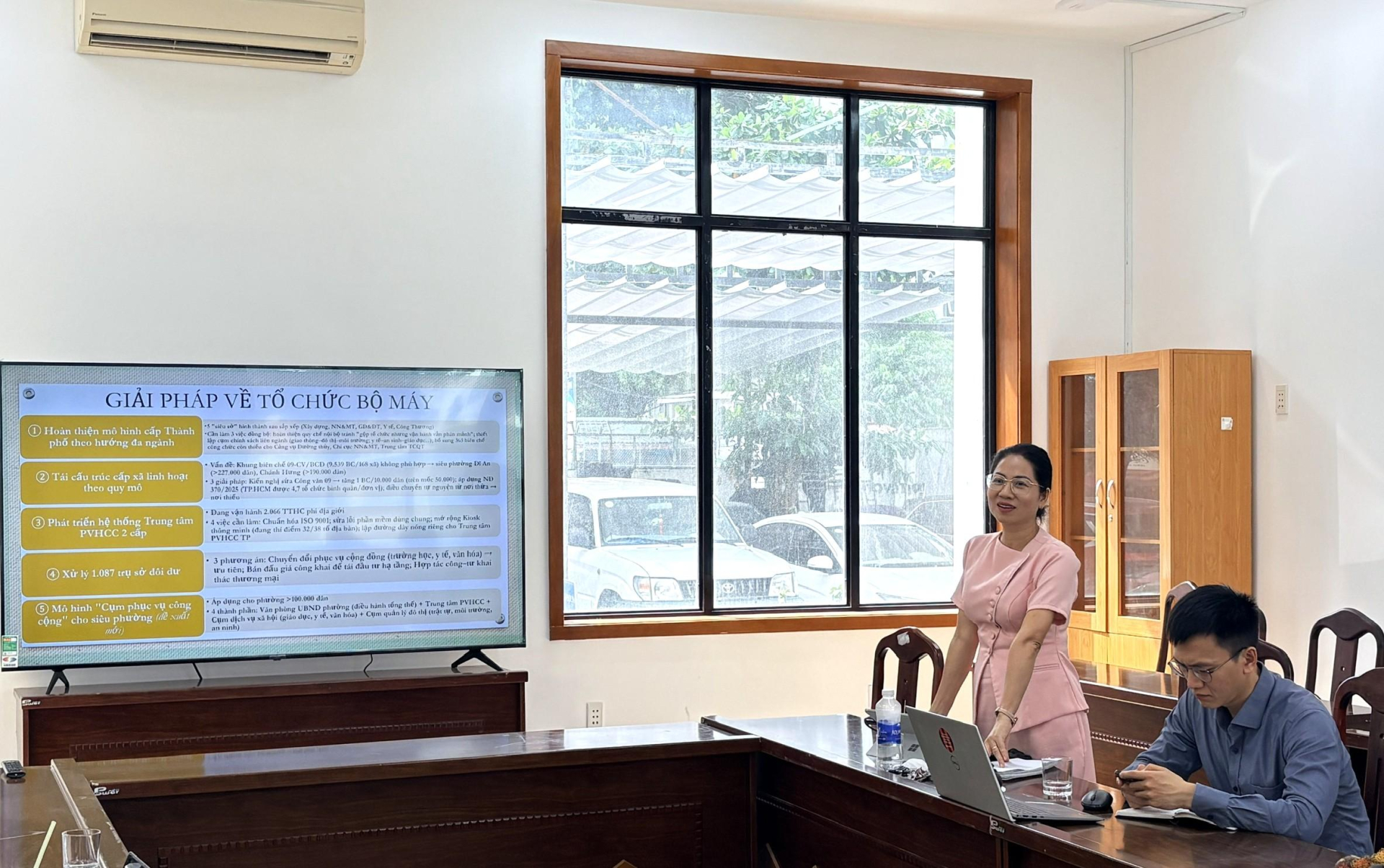 PGS.TS. Nguyễn Thị Thu Hòa trình bày kết quả nghiên cứu về tổ chức bộ máy và phương thức vận hành chính quyền đô thị trước Hội đồng nghiệm thu ngày 18/6/2026. Ảnh: Nhóm nghiên cứu UEL, Sở KH&CN TP.HCM.