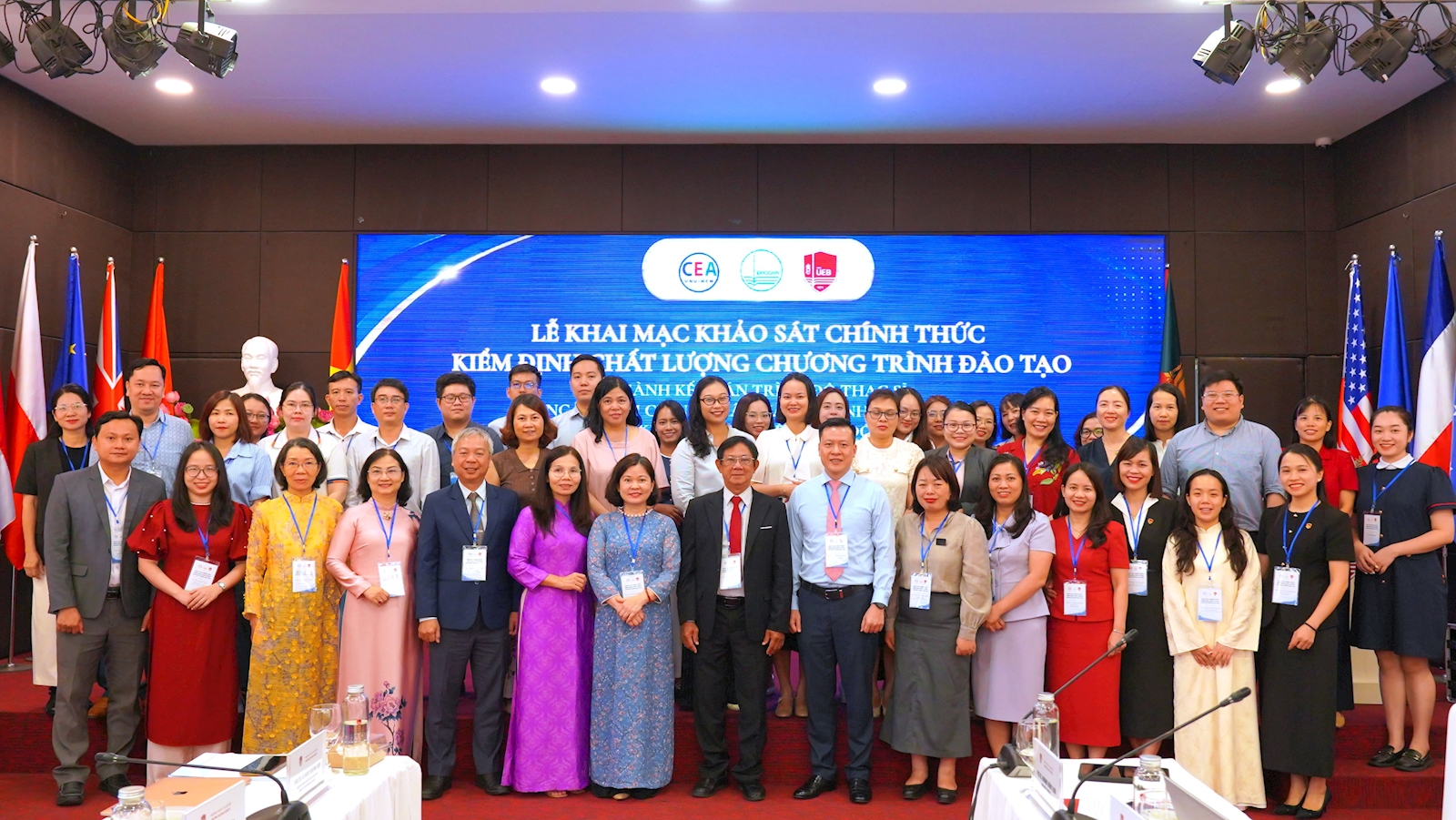 Đoàn chuyên gia, lãnh đạo và cán bộ tham dự đợt khảo sát kiểm định tại Trường Đại học Kinh tế – ĐHQGHN ngày 4/8/2026. PGS.TS. Lê Ngọc Quỳnh Lam có mặt trong đoàn