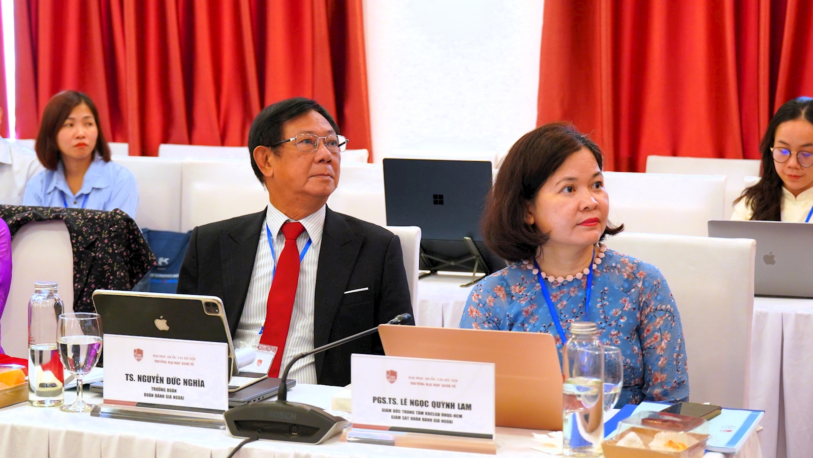 PGS.TS. Lê Ngọc Quỳnh Lam và TS. Nguyễn Đức Nghĩa trong đợt khảo sát chính thức ngày 4/8/2026 tại Trường Đại học Kinh tế – ĐHQGHN.