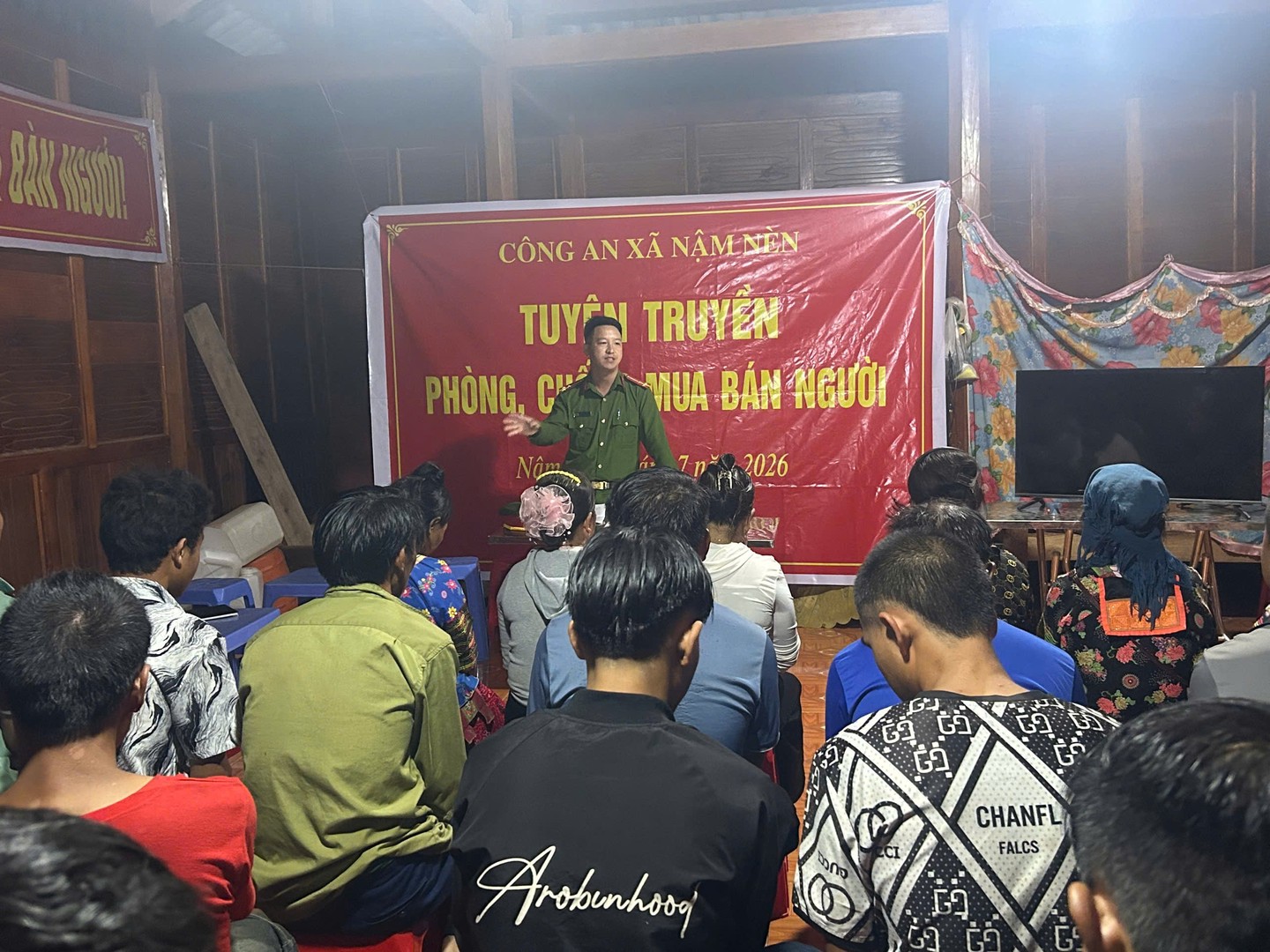 Công an xã Nậm Nèn, tỉnh Điện Biên tuyên truyền pháp luật về phòng, chống mua bán người tại địa bàn. Ảnh: Cổng TTĐT Bộ Công an.