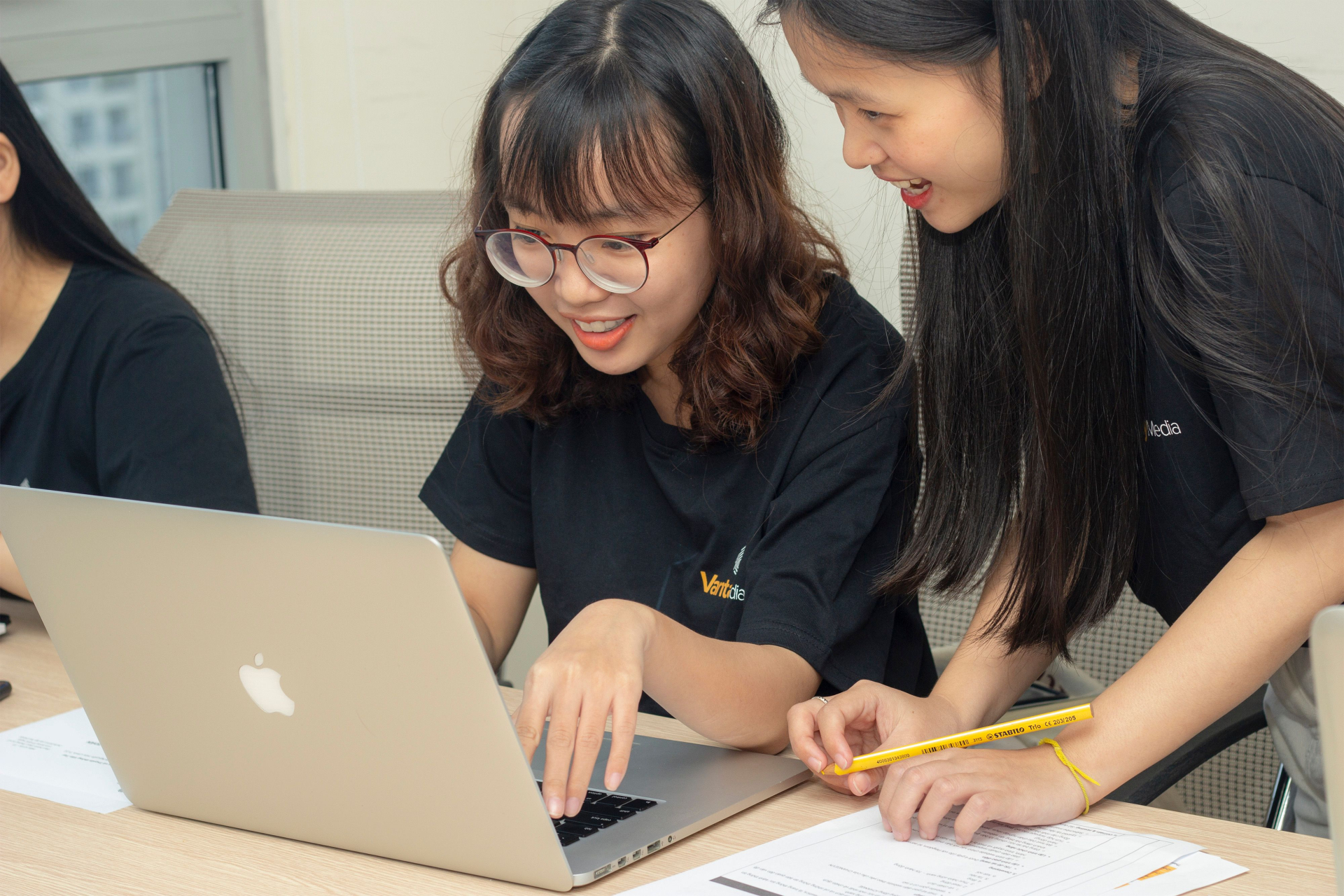 Hai nữ nhân viên trao đổi công việc tại TP.HCM. Mức kiệt sức cao hơn ở phụ nữ không đồng nghĩa công nghệ ngoài giờ tác động mạnh hơn lên họ. Ảnh minh họa: Van Tay Media/Pexels.