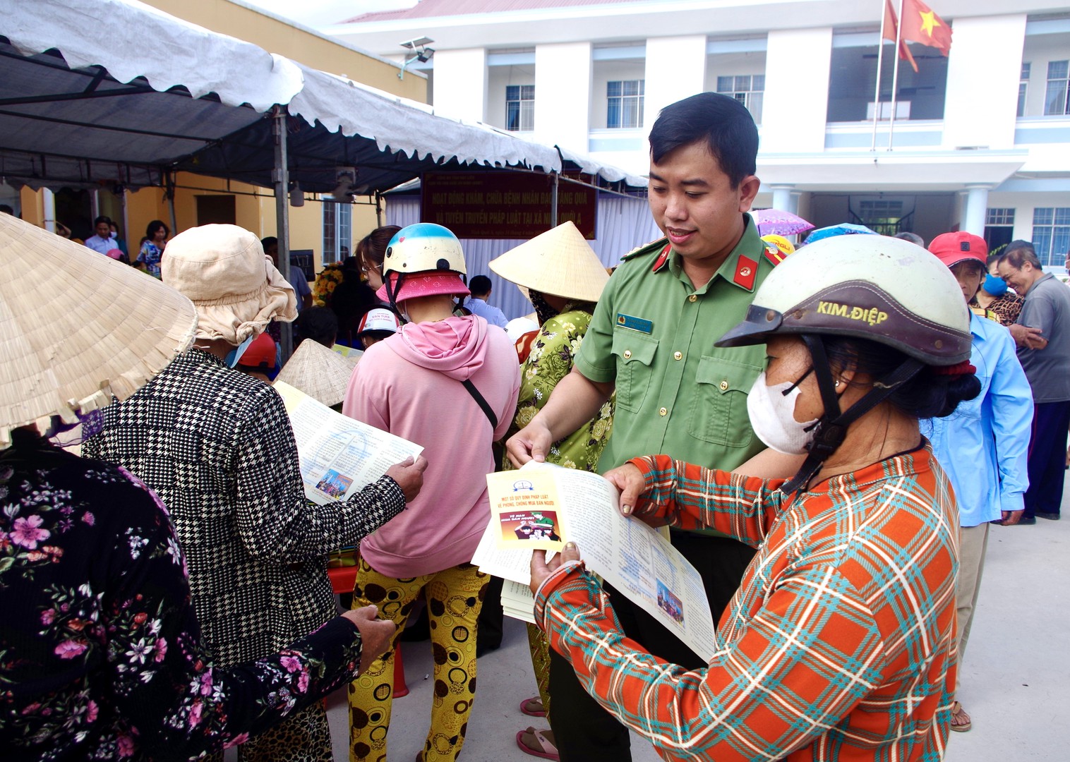 Lực lượng Công an tuyên truyền, nâng cao cảnh giác của người dân trước tội phạm mua bán người tại Cà Mau. Ảnh: Cổng TTĐT Bộ Công an.