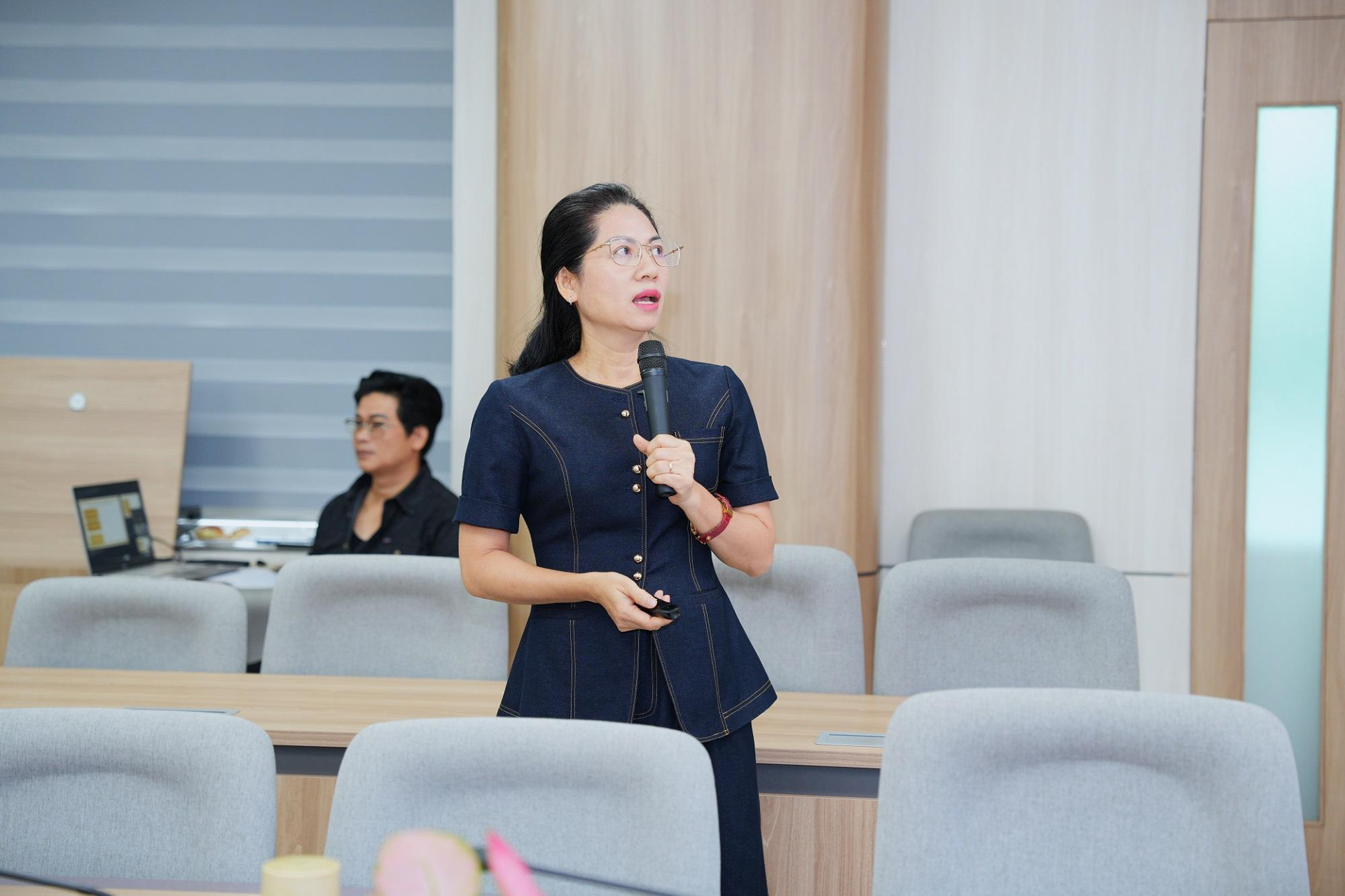PGS.TS. Nguyễn Thị Thu Hòa trình bày chương trình đào tạo thạc sĩ Quản lý công tại Hội đồng Khoa học và Đào tạo UEL ngày 20/6/2026. Ảnh: UEL.