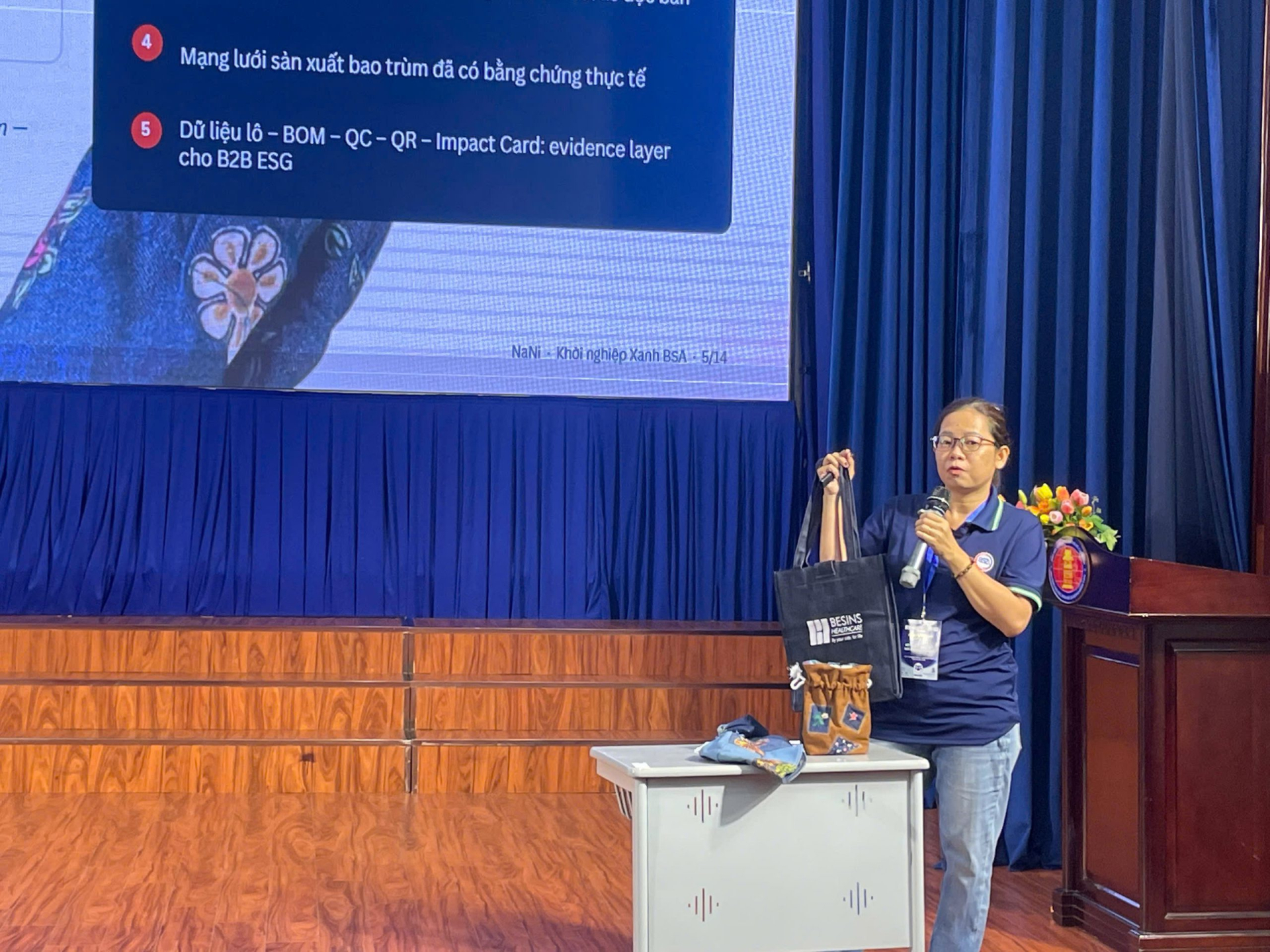 Đại diện dự án NaNi giới thiệu sản phẩm làm từ vải dư tại vòng bán kết Khởi nghiệp Xanh ở TP.HCM ngày 20/9/2026.