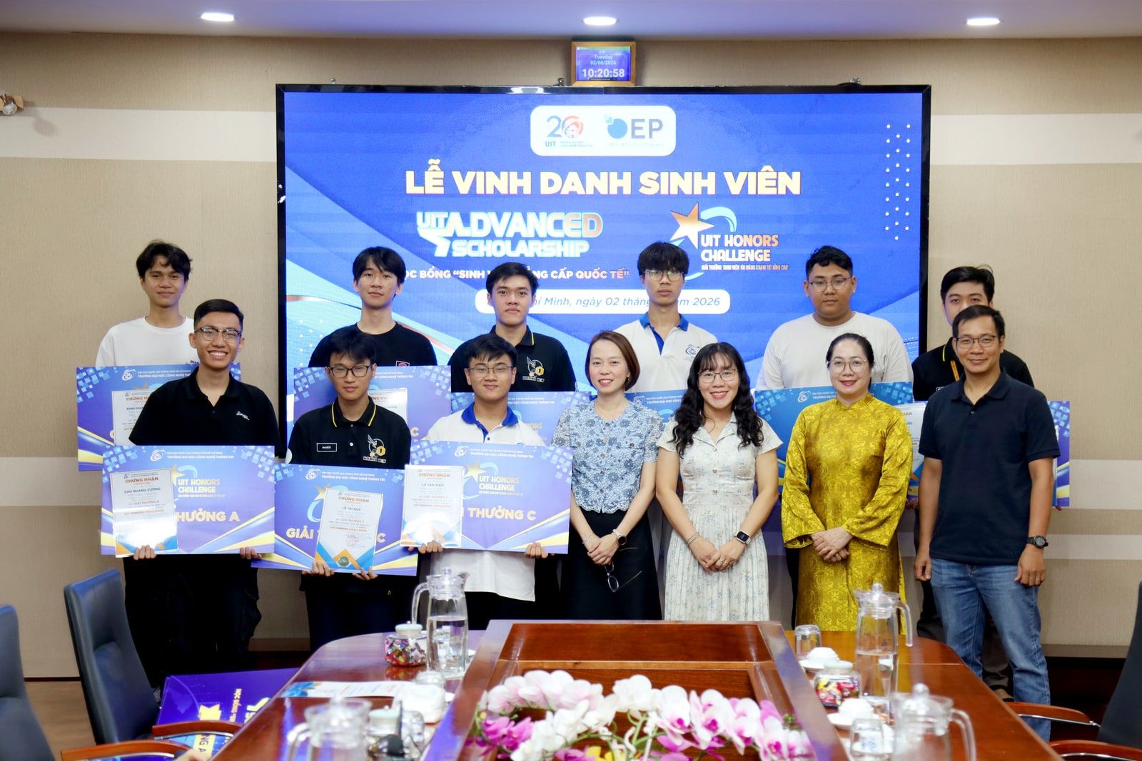 Sinh viên và giảng viên Trường Đại học Công nghệ Thông tin, ĐHQG-HCM tại lễ vinh danh thành tích học tập, nghiên cứu khoa học tháng 6/2026. Ảnh: UIT