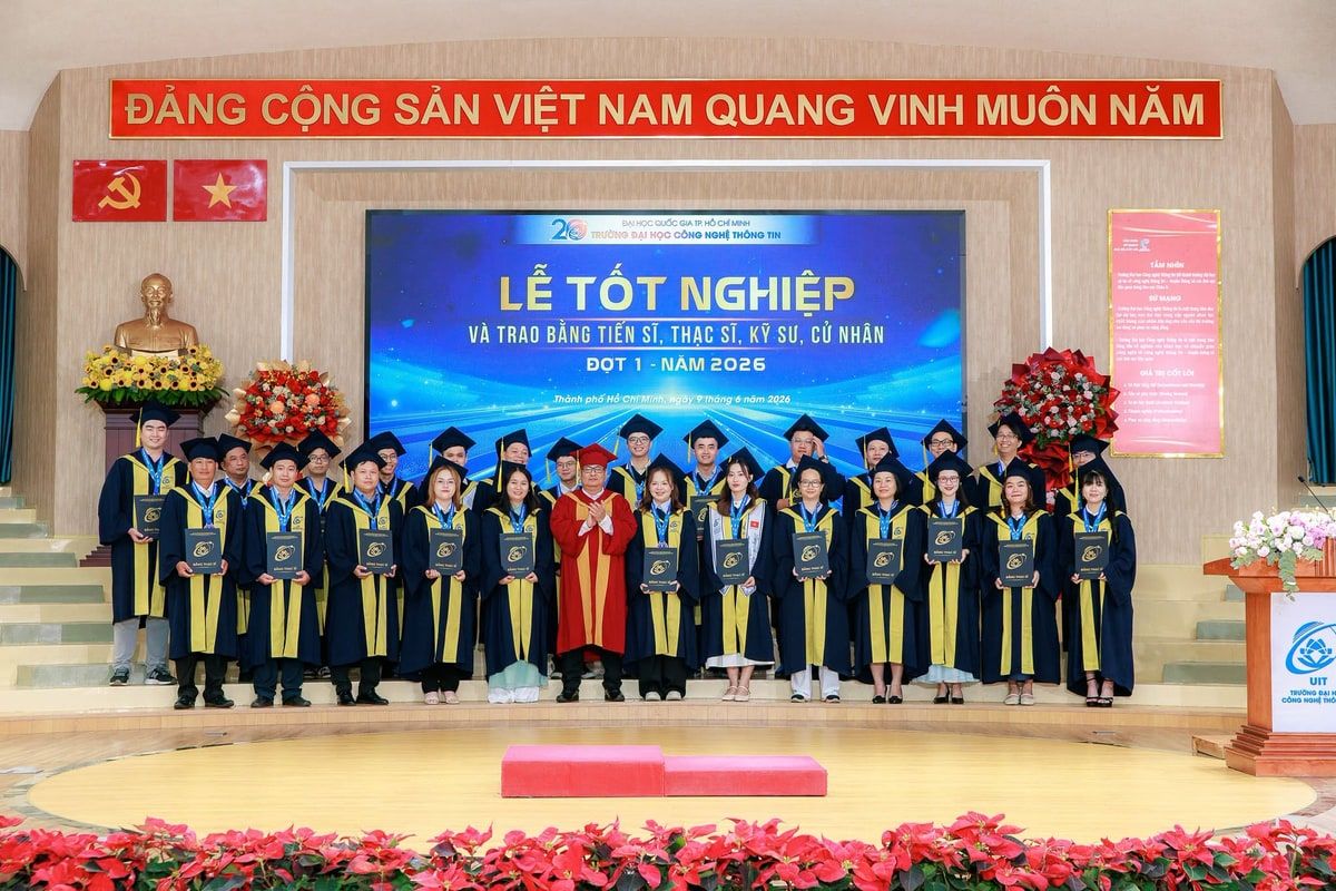 Giảng viên và người học Trường Đại học Công nghệ Thông tin, ĐHQG-HCM tại lễ tốt nghiệp đợt 1 năm 2026. Nhà trường là nơi nhóm của PGS.TS. Nguyễn Lưu Thùy Ngân phát triển nhiều nghiên cứu về xử lý ngôn ngữ tự nhiên tiếng Việt. Ảnh: UIT