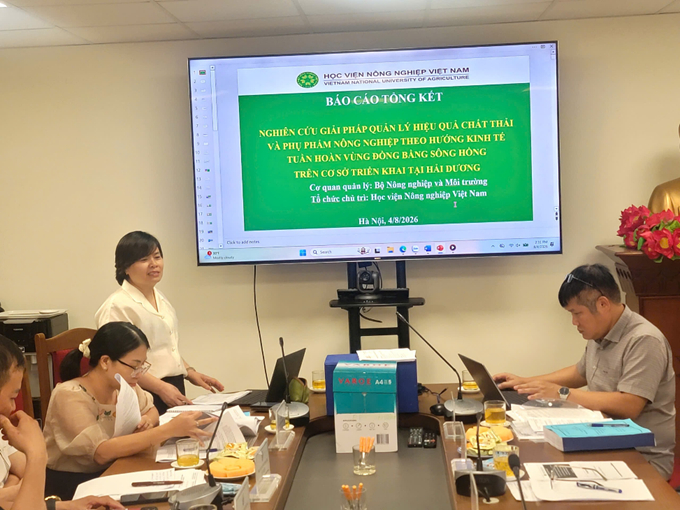 PGS.TS. Nguyễn Thị Minh Hiền trình bày báo cáo tổng kết nhiệm vụ về quản lý chất thải và phụ phẩm nông nghiệp theo hướng kinh tế tuần hoàn tại buổi nghiệm thu ngày 4/8/2026. Ảnh: VNUA.