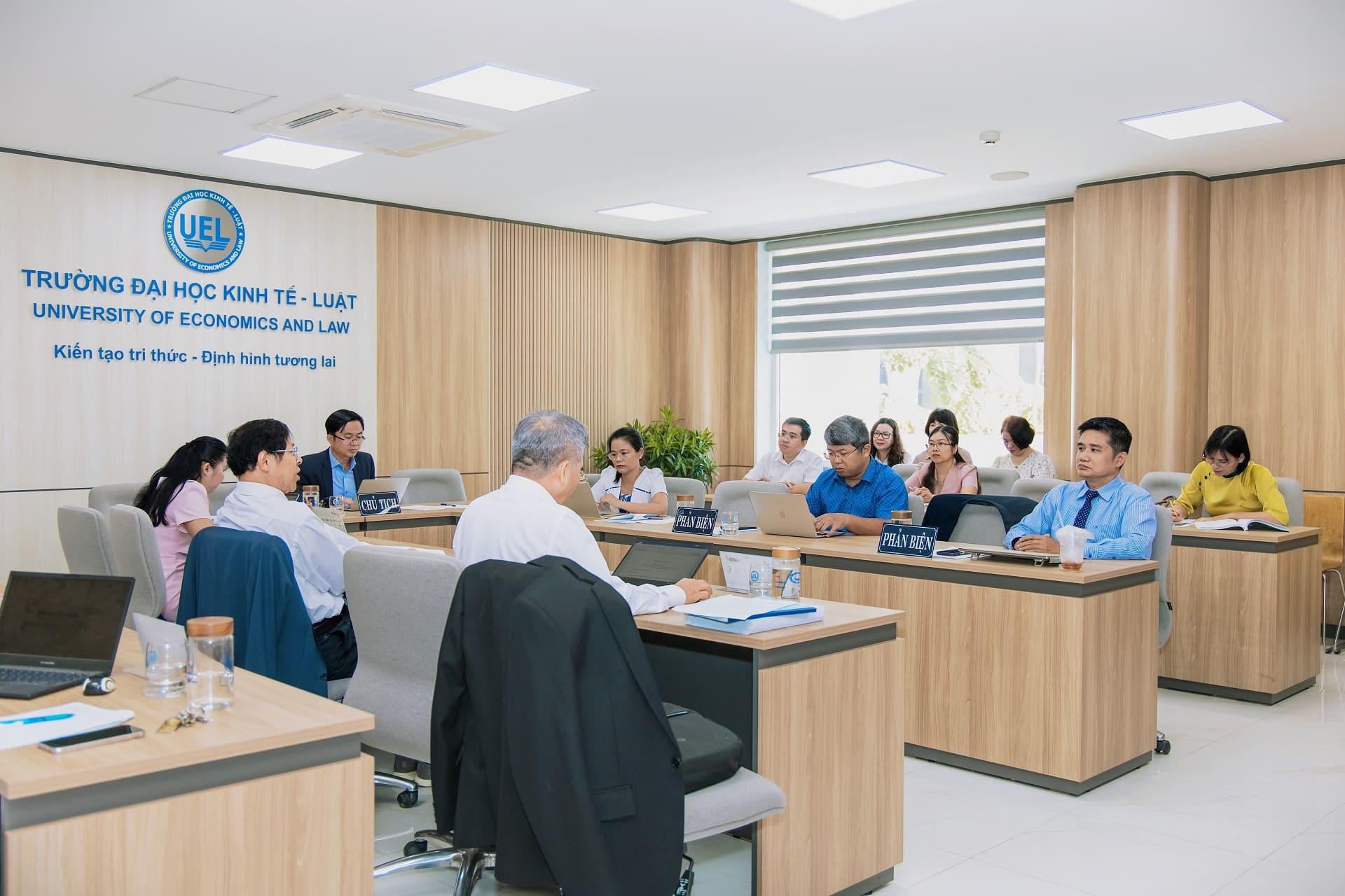 Hội đồng đánh giá luận án tiến sĩ ngành Kinh tế học của NCS. Nguyễn Thị Quý tại UEL ngày 27/8/2026. Ảnh: UEL.
