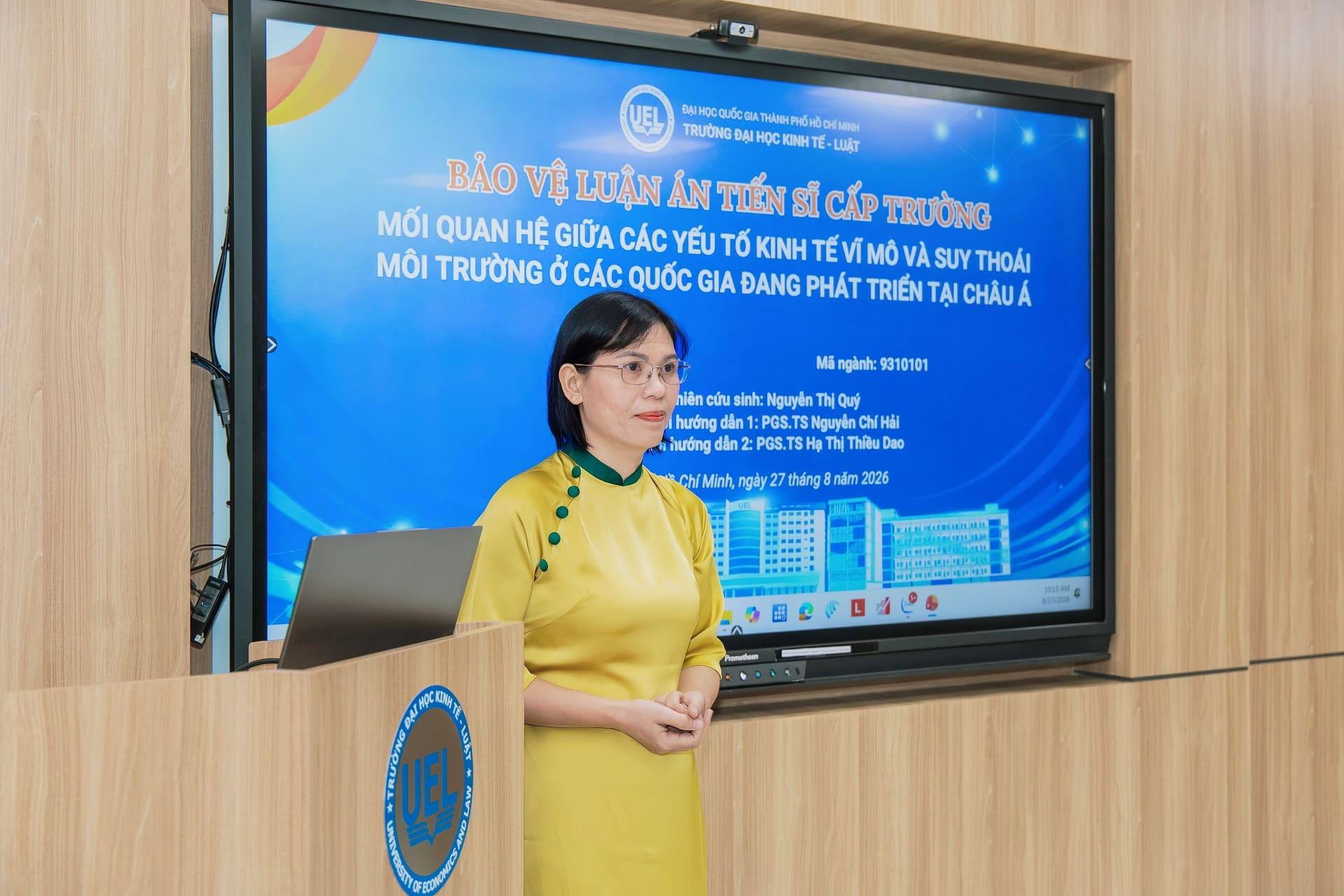 NCS. Nguyễn Thị Quý trình bày luận án về mối quan hệ giữa các yếu tố kinh tế vĩ mô và suy thoái môi trường tại Trường Đại học Kinh tế – Luật, ĐHQG-HCM ngày 27/8/2026. Ảnh: UEL.