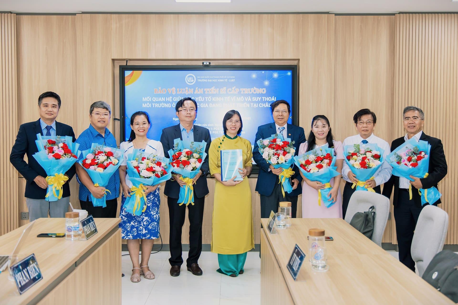 NCS. Nguyễn Thị Quý cùng các thành viên Hội đồng sau buổi bảo vệ luận án tiến sĩ ngày 27/8/2026. Ảnh: UEL.
