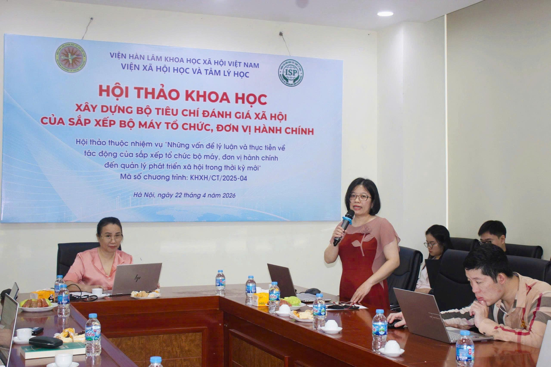 TS. Nguyễn Thị Phương Hoa trình bày phương pháp xây dựng bộ công cụ đánh giá xã hội tại hội thảo của Viện Xã hội học và Tâm lý học ngày 22/4/2026. Ảnh: Viện Xã hội học và Tâm lý học.