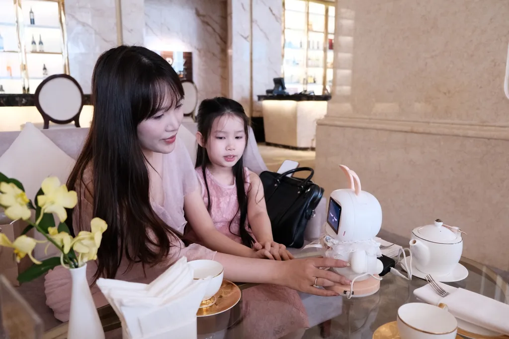 Nhà sáng lập Nguyễn Thanh Huyền cùng con gái tương tác với robot GiGi.