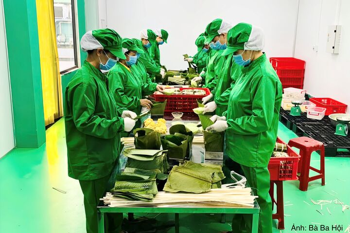 Người lao động thực hiện công đoạn gói bánh tại cơ sở Bà Ba Hội. Hoạt động thủ công được đặt trong quy trình sản xuất có kiểm soát nhiều công đoạn. Ảnh: Bà Ba Hội.