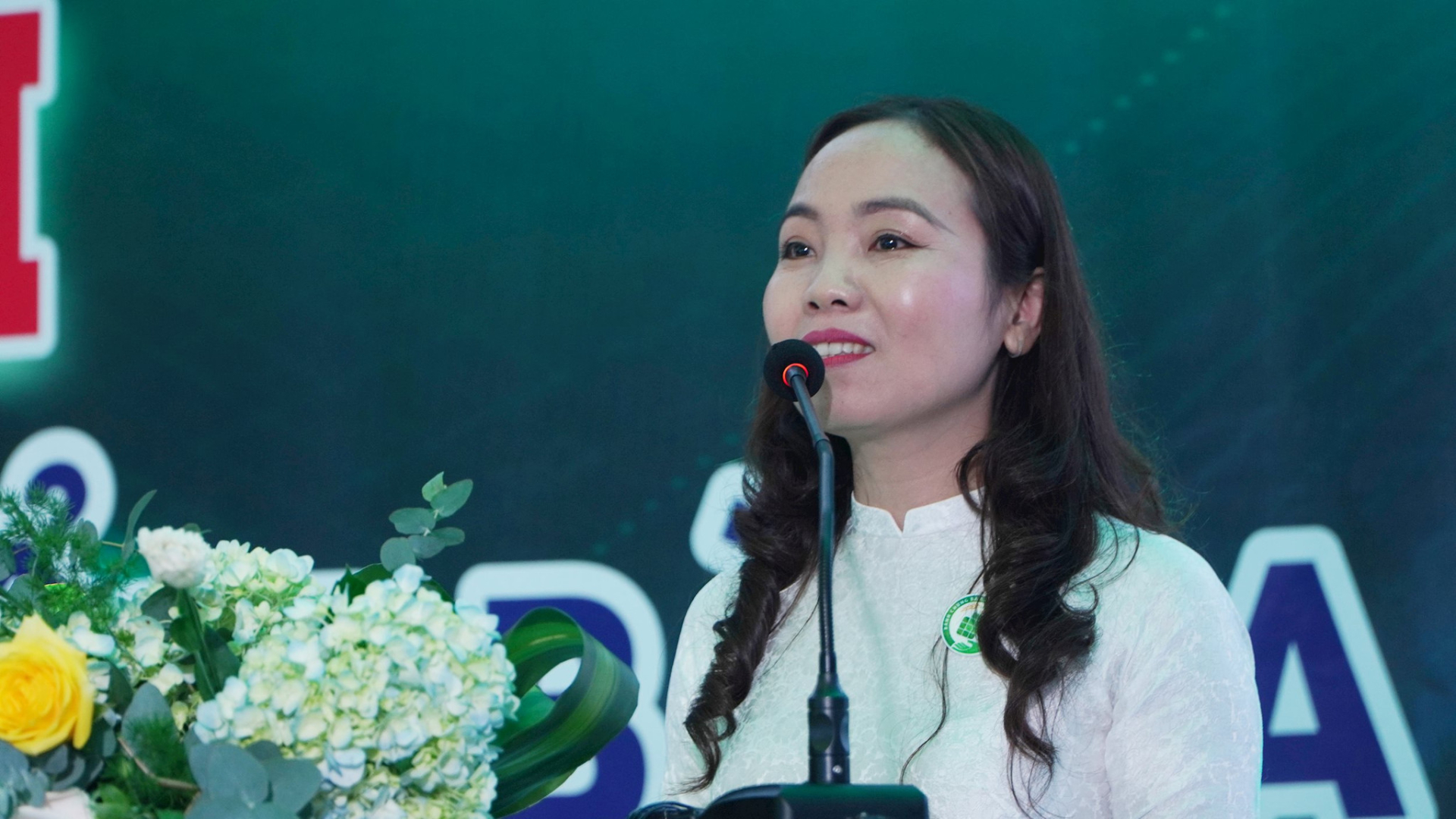 ThS. Huỳnh Thị Thu Thủy, Phó Giám đốc HTX Bà Ba Hội tại lễ khánh thành nhà máy chế biến nông sản thực phẩm cuối năm 2024. Ảnh: Phan Vinh/Báo Đà Nẵng.