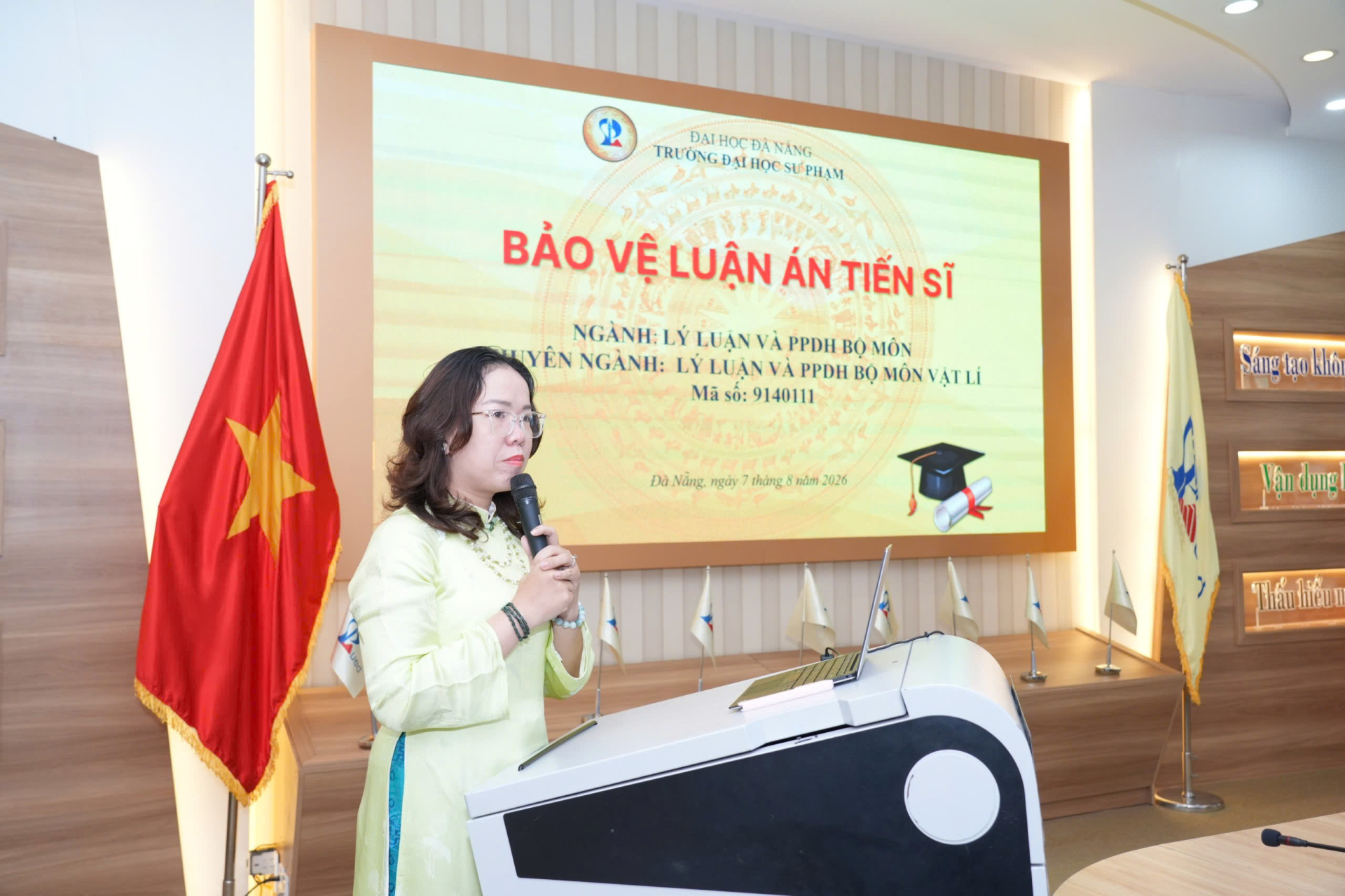 NCS. Trần Thị Hương Xuân trình bày luận án về vận dụng mô hình lớp học đảo ngược trong dạy học Vật lý 10 tại buổi bảo vệ cấp trường ngày 7/8/2026. Ảnh: Trường Đại học Sư phạm - Đại học Đà Nẵng.