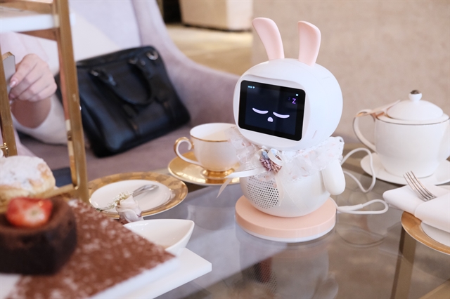Robot GiGi với thiết kế hình thỏ; thiết bị sử dụng giọng nói, biểu cảm trên màn hình và chuyển động để tương tác với trẻ.