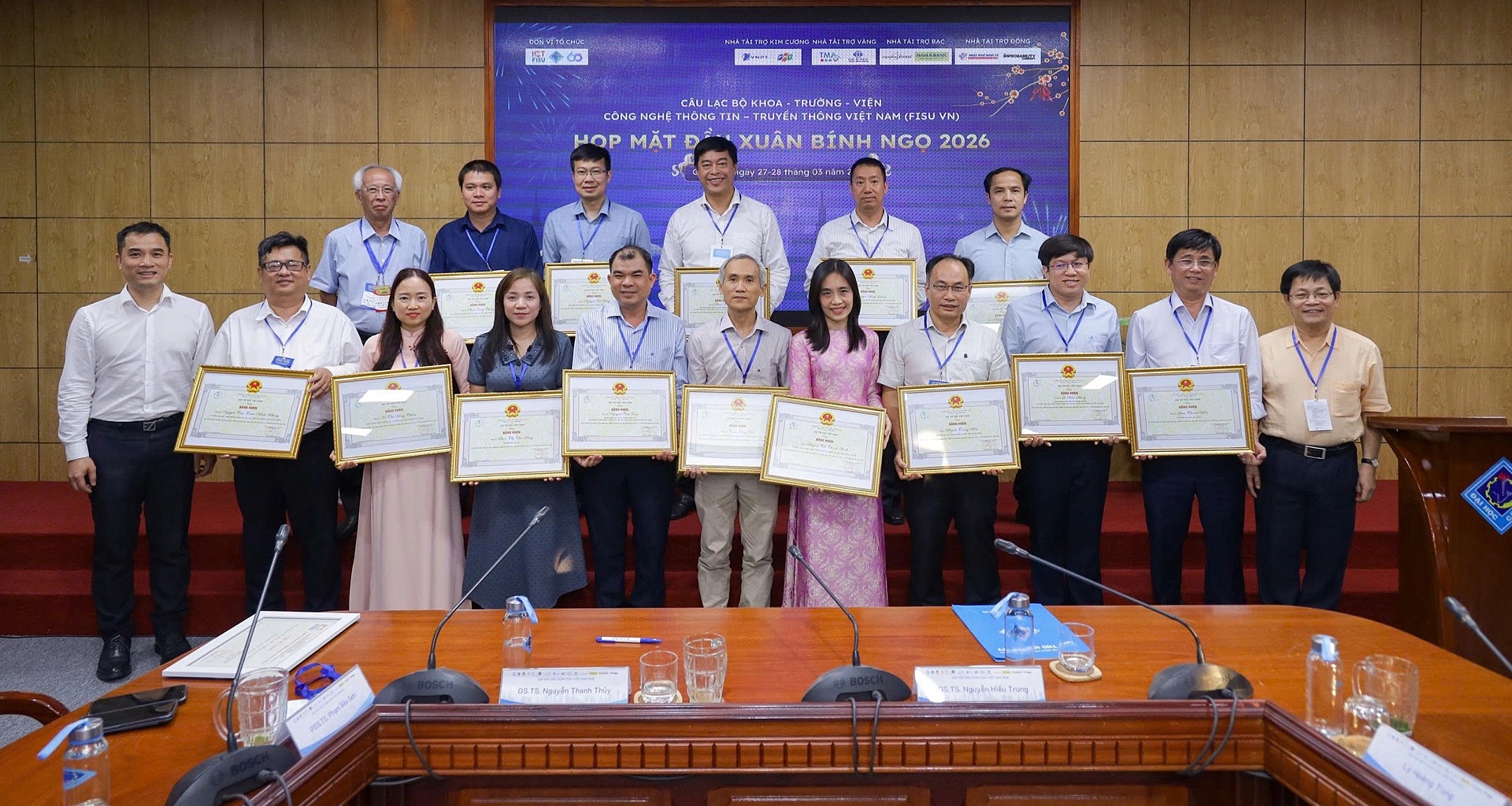 PGS.TS. Phan Thị Thu Hồng (thứ 4 từ trái qua, hàng dưới) cùng các cá nhân, tập thể nhận Bằng khen của Hội Tin học Việt Nam, tháng 3/2026.