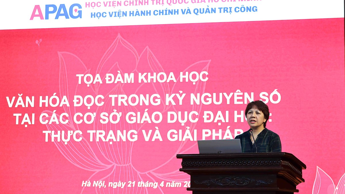 TS. Nguyễn Thị Kim Dung trình bày tham luận tại tọa đàm “Văn hóa đọc trong kỷ nguyên số tại các cơ sở giáo dục đại học”, tháng 4/2026. Nguồn: Học viện Hành chính và Quản trị công.