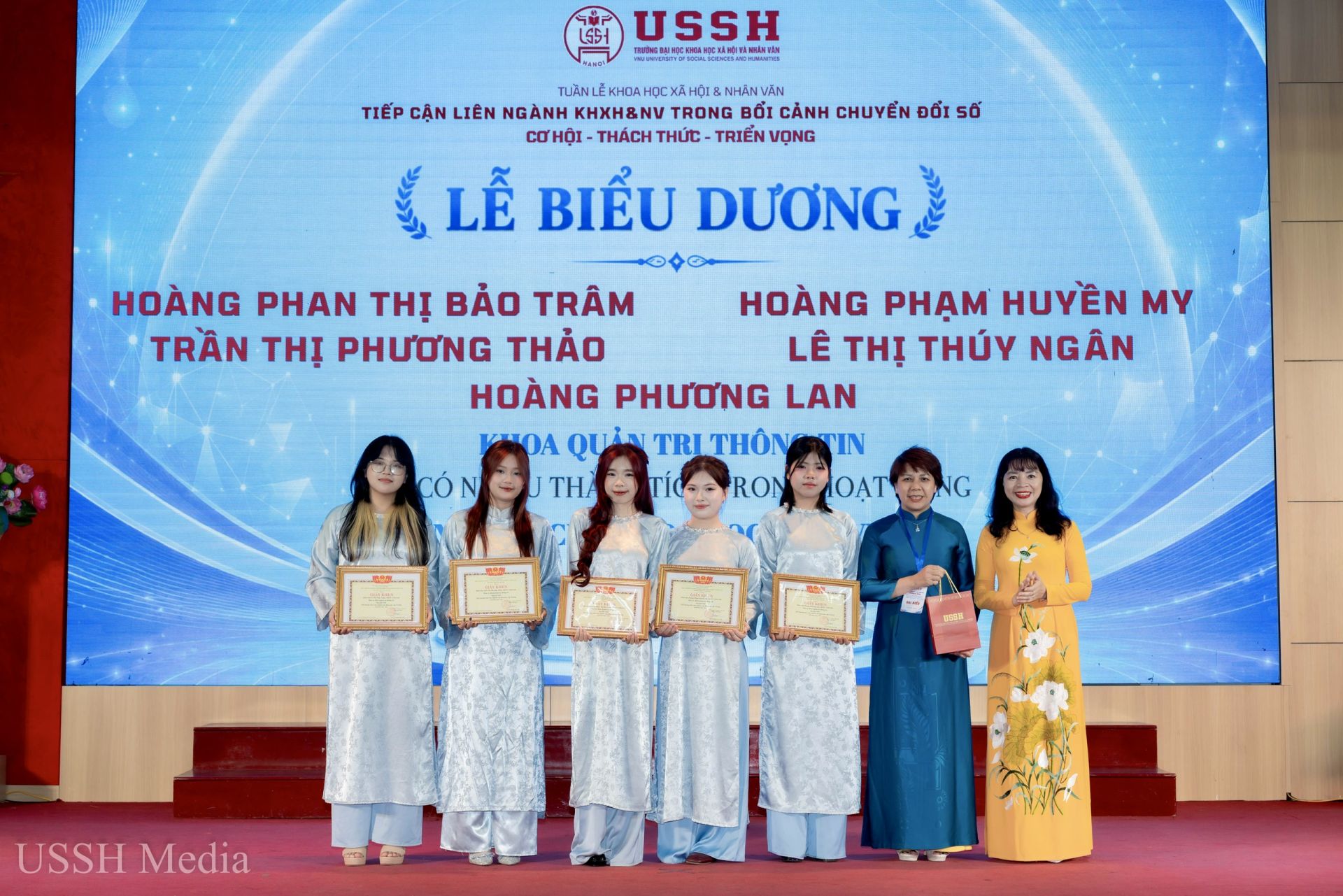 Nhóm sinh viên Khoa Quản trị thông tin với nghiên cứu về hành vi xem liên tục, quá tải thông tin và quá tải xã hội của học sinh THPT tại Hà Nội, đề tài do TS. Nguyễn Thị Kim Dung hướng dẫn, đạt giải Nhất nghiên cứu khoa học cấp Trường tại SSHWeek 2026. Nguồn: Khoa Quản trị thông tin, Trường ĐH KHXH&NV, ĐHQGHN.