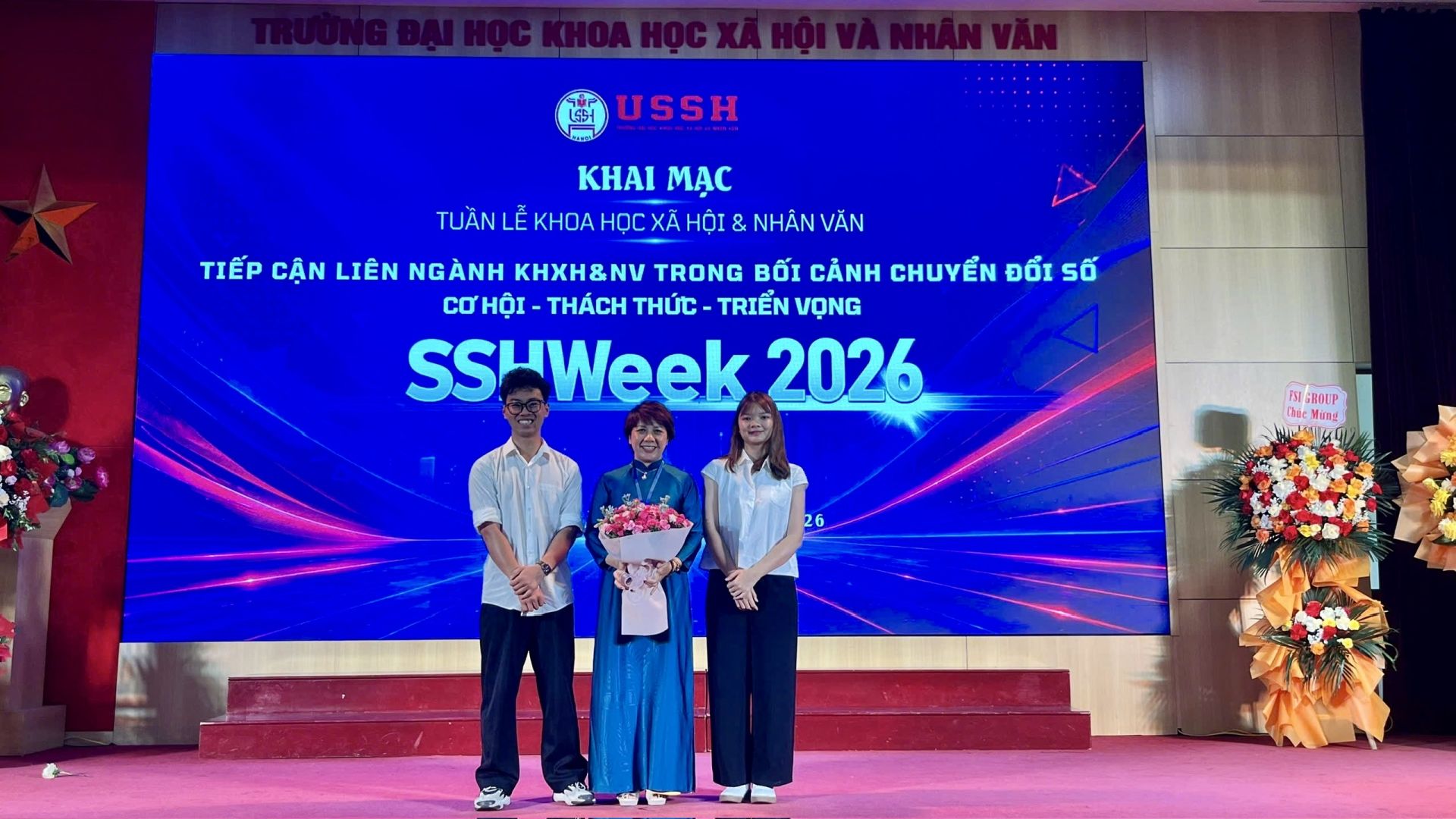 Nhóm sinh viên nghiên cứu mối quan hệ giữa năng lực AI và nhận thức về bảo vệ quyền riêng tư, do TS. Nguyễn Thị Kim Dung hướng dẫn, nhận giải Nhì tại SSHWeek 2026. Nguồn: Khoa Quản trị thông tin, Trường ĐH KHXH&NV, ĐHQGHN.