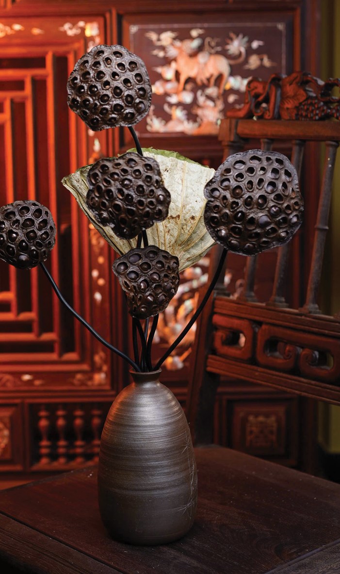 Đài sen khô được kết hợp với bình gốm để tạo sản phẩm trang trí mang chất liệu Huế. Ảnh: Huế ngày nay.