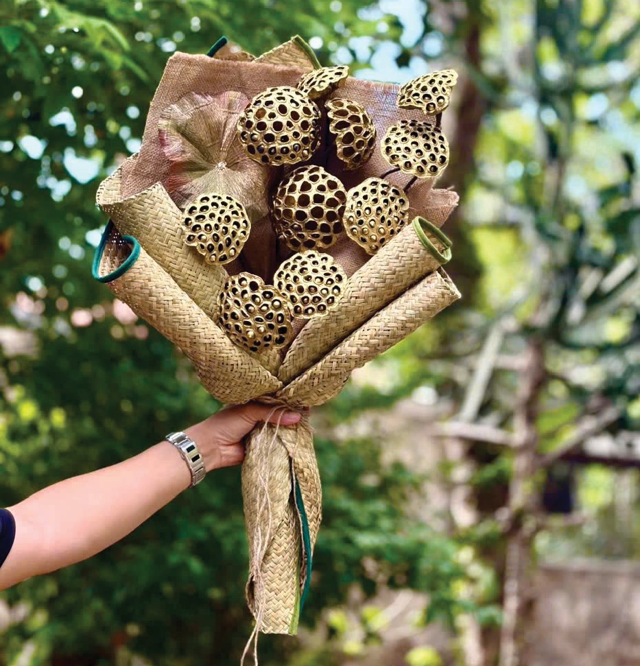 Đài sen khô được kết hợp với cỏ bàng để tạo thành bó hoa trang trí, một trong những sản phẩm tận dụng nguyên liệu sen của dự án Huế và Diễm. Ảnh: Huế ngày nay.