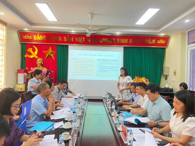 TS. Lê Thị Thanh Loan trình bày kết quả nghiên cứu tại phiên nghiệm thu đề tài về phát triển kinh tế nông nghiệp vùng ven biển, tháng 5/2026.