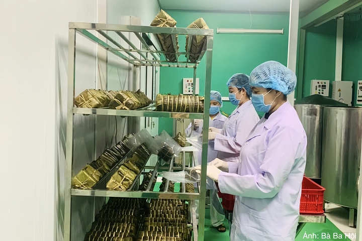 Một công đoạn trong khu vực sản xuất của Bà Ba Hội. Thiết bị chế biến và các bước kiểm soát được bổ sung khi sản phẩm chuyển từ quy mô gia đình sang sản xuất phục vụ thị trường rộng hơn. Ảnh: Bà Ba Hội.