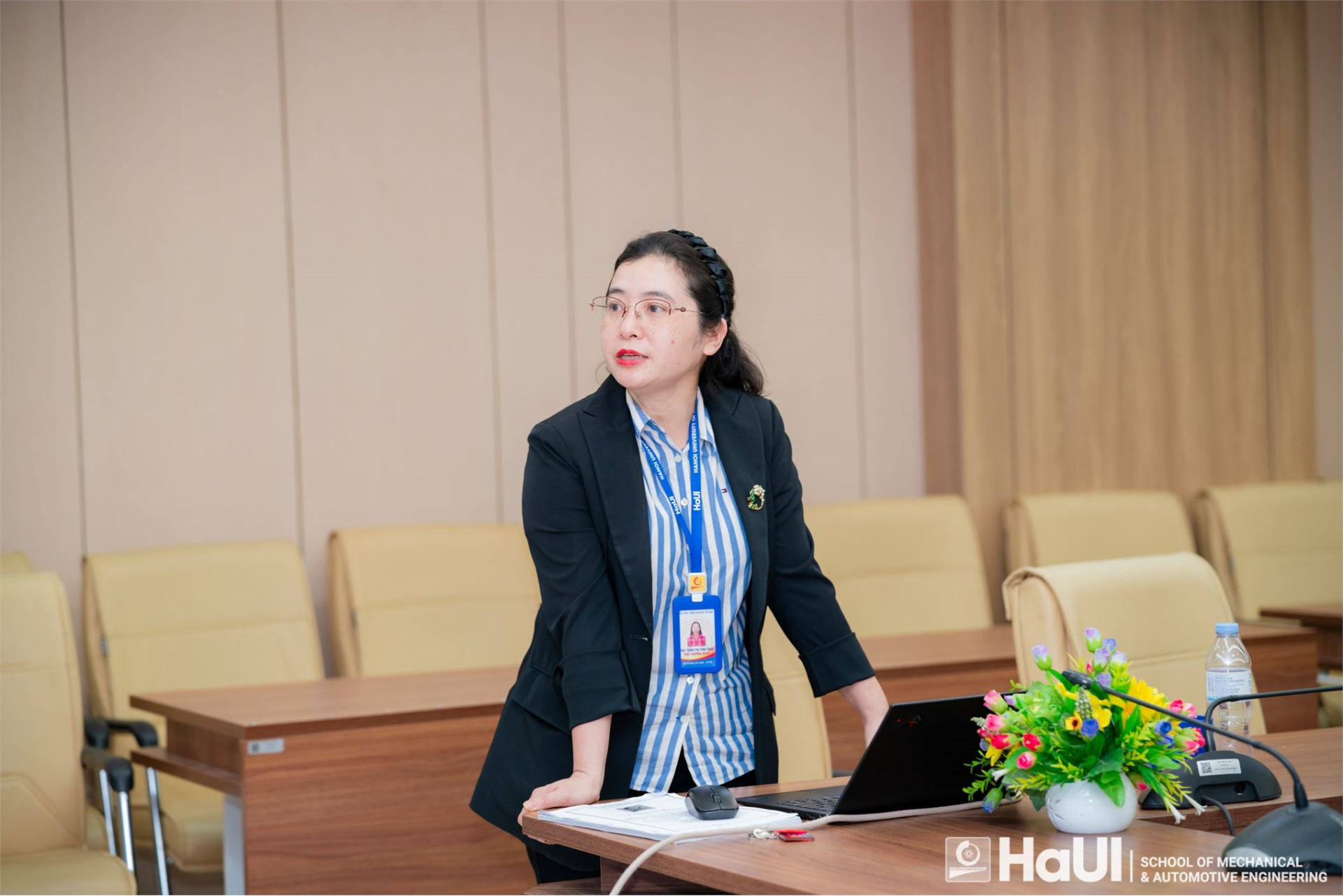 ThS. Trần Thị Thu Thủy trình bày mô hình vỏ composite phỏng sinh học tích hợp lớp áp điện tại buổi nghiệm thu đề tài tháng 3/2026. Ảnh: Trường Cơ khí – Ô tô, HaUI.