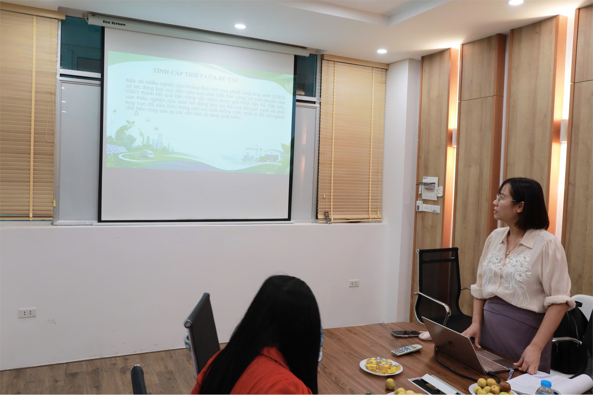 TS. Trần Thị Quý Chinh đại diện nhóm nghiên cứu trình bày đề tài về chuỗi cung ứng xanh tại phiên nghiệm thu cấp đơn vị ngày 4/9/2026. Ảnh: Trường Kinh tế - Đại học Công nghiệp Hà Nội.