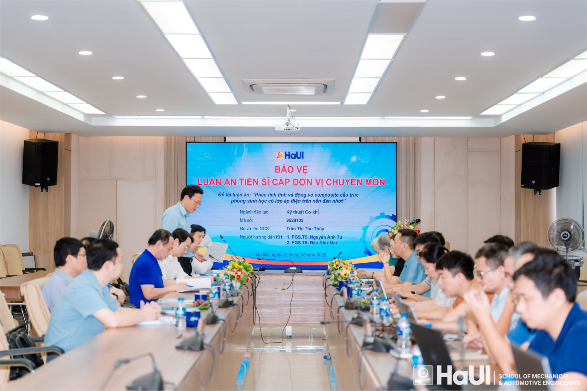 Hội đồng đánh giá luận án tiến sĩ cấp đơn vị chuyên môn của NCS. Trần Thị Thu Thủy. Nghiên cứu hiện tập trung ở mô hình lý thuyết và tính toán số. Ảnh: Trường Cơ khí – Ô tô, HaUI.