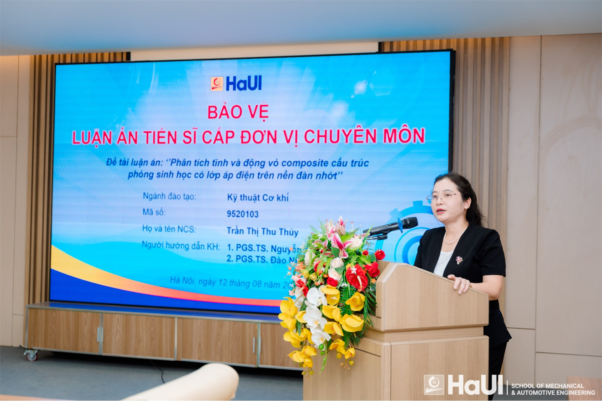 NCS. Trần Thị Thu Thủy trình bày kết quả nghiên cứu vỏ composite phỏng sinh học có lớp áp điện trước hội đồng chuyên môn, tháng 8/2026. Ảnh: Trường Cơ khí – Ô tô, HaUI.