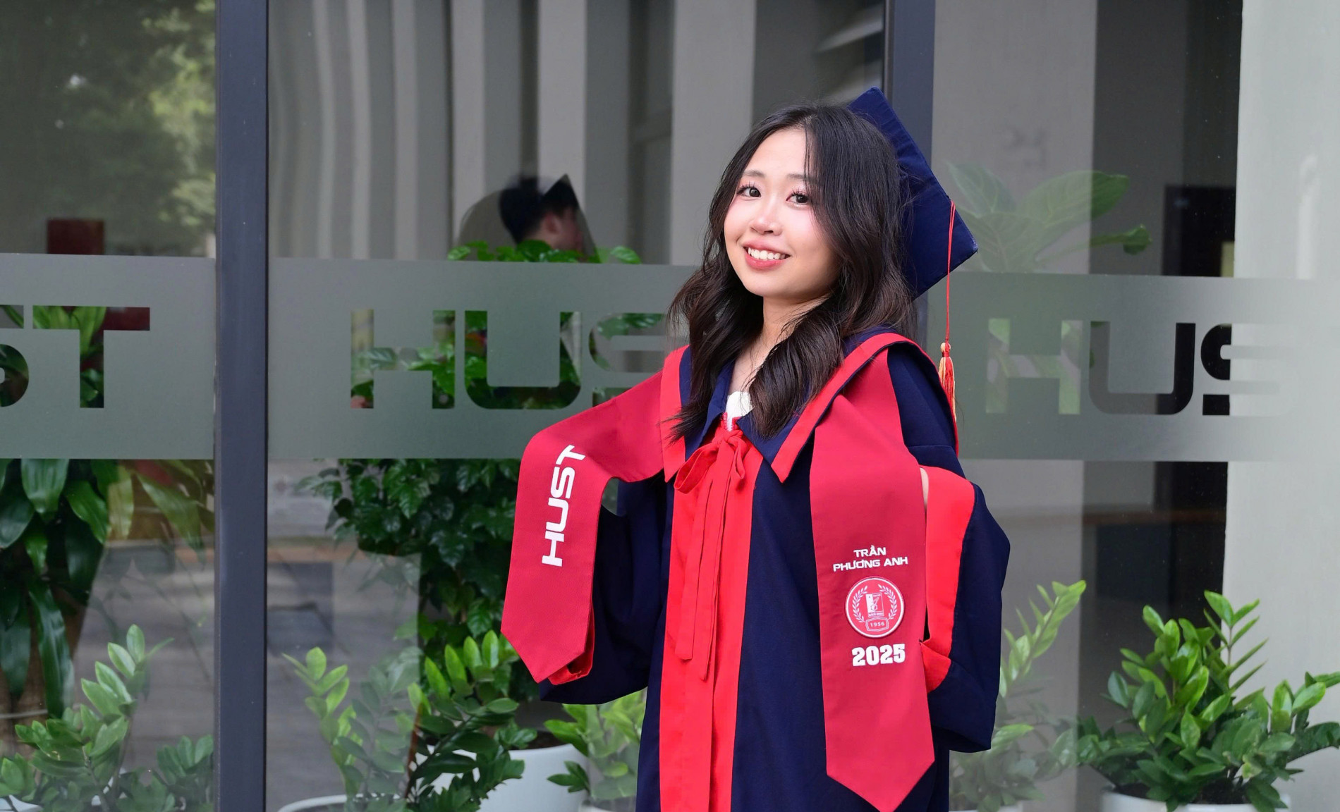 Học viên Trần Phương Anh trong trang phục tốt nghiệp ngành Vật lý Y khoa của Đại học Bách khoa Hà Nội.