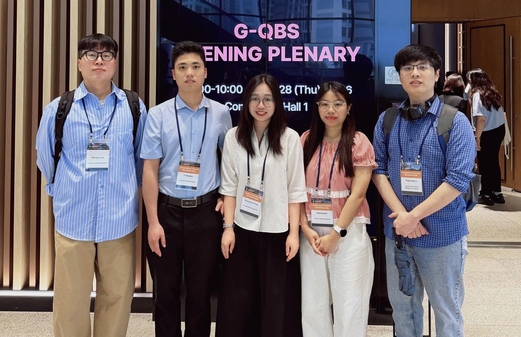 Học viên Trần Phương Anh (áo trắng) cùng nhóm nghiên cứu của Chonnam National University tham dự một hội nghị khoa học tại Hàn Quốc năm 2026.