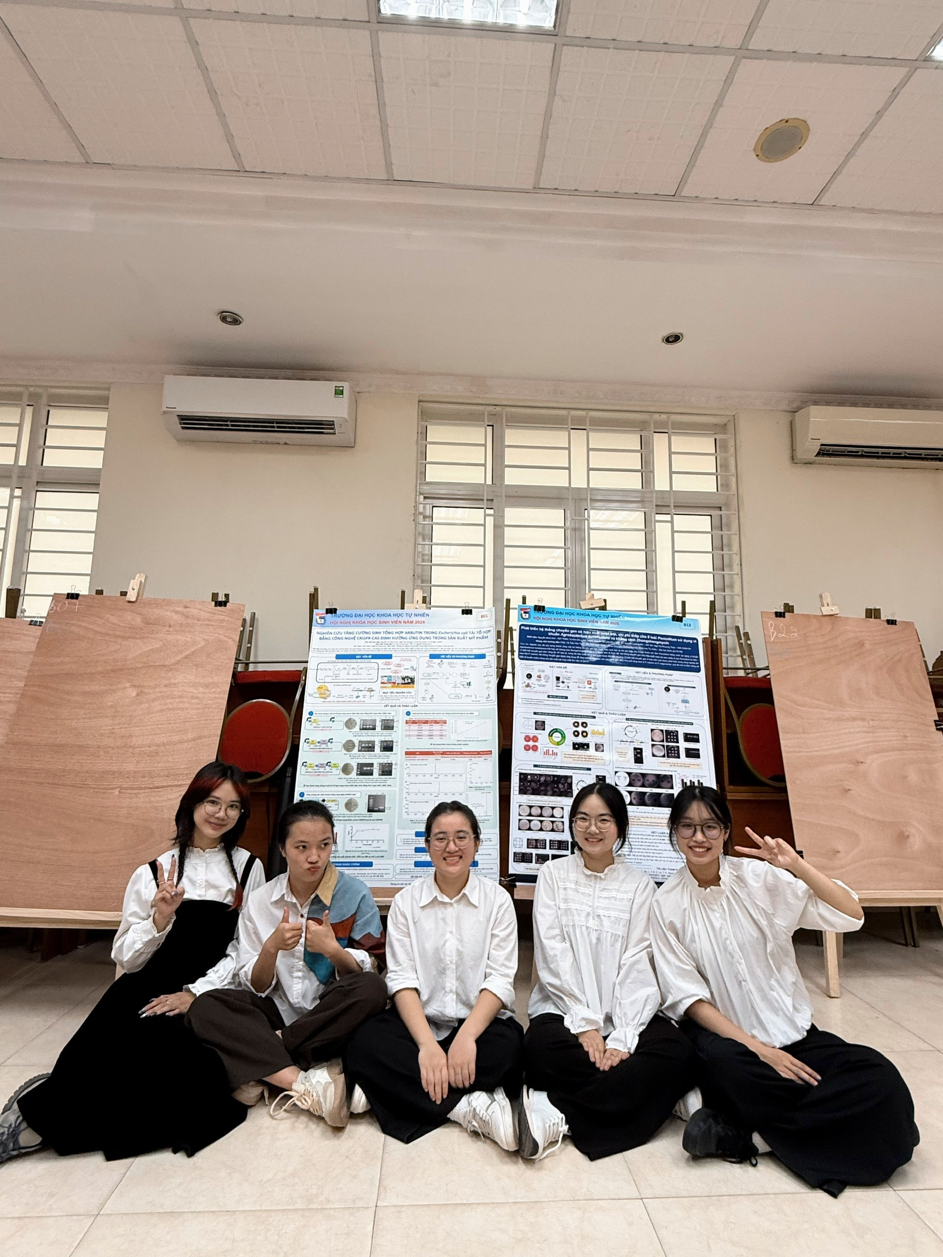 NCS. Nguyễn Vũ Thảo Trâm (thứ hai từ phải sang) cùng bạn học trong thời gian học tập tại Trường Đại học Khoa học Tự nhiên, ĐHQGHN.