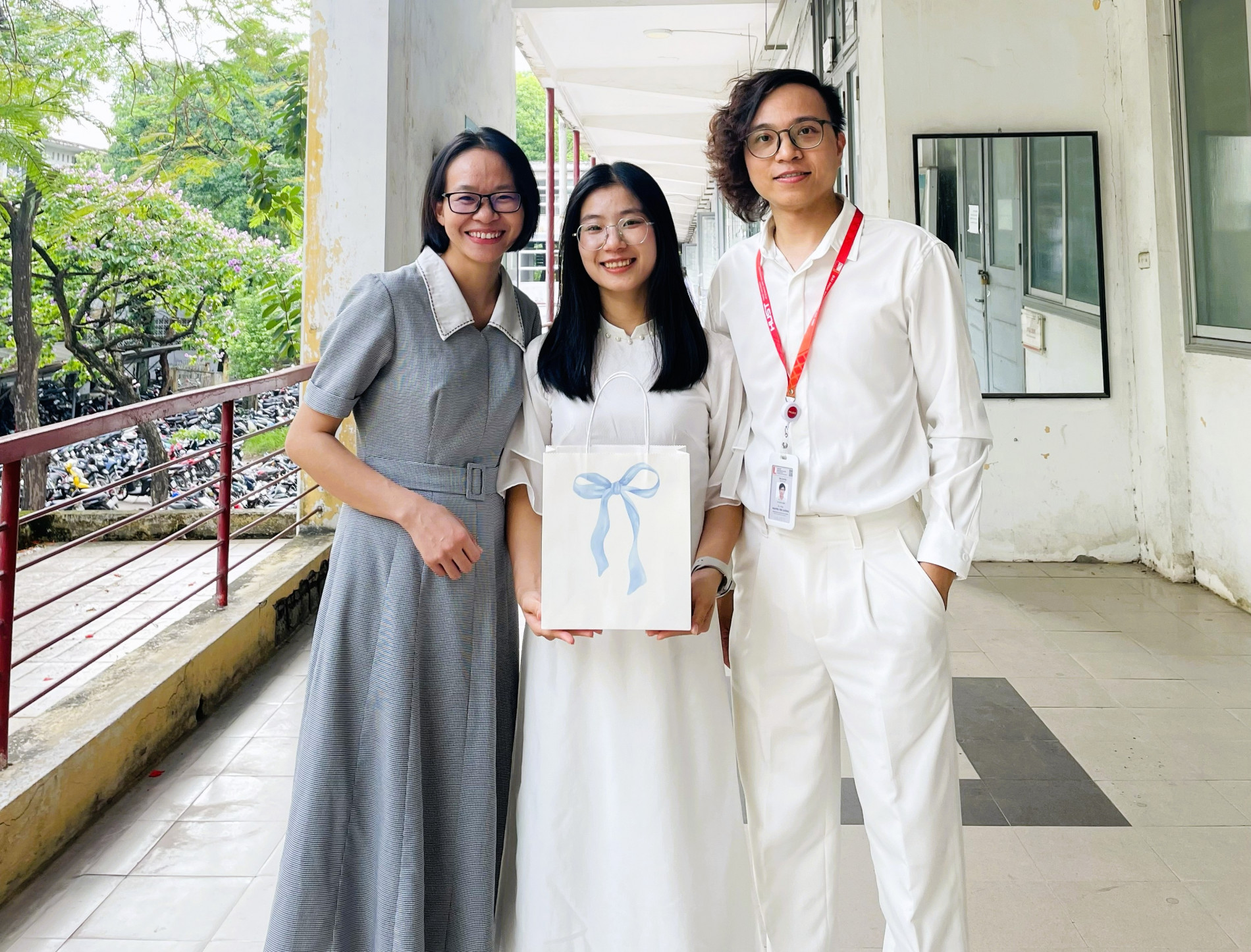 Học viên cao học Phạm Thị Vân Anh (giữa) cùng TS. Nguyễn Hải Vân và TS. Nguyễn Tiến Cường tại Đại học Bách khoa Hà Nội.