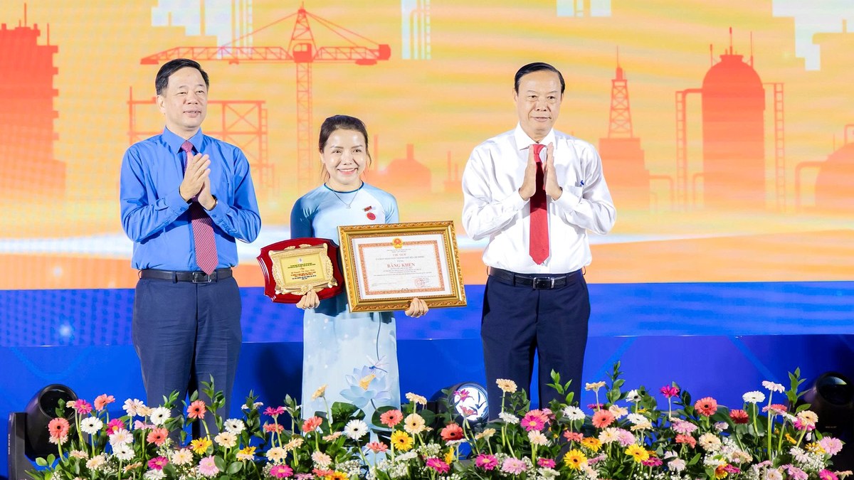 Tổ trưởng Tổ Kỹ thuật mạng lưới Nguyễn Thị Ngọc Hiếu, Công ty CP Cấp nước Nhà Bè, nhận Giải thưởng Tôn Đức Thắng lần thứ 26 năm 2026. Ảnh: SAWACO.