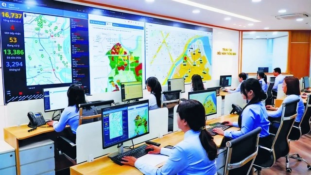 Nhân viên Công ty CP Cấp nước Nhà Bè giám sát mạng lưới phân phối tại Trung tâm điều hành thông minh. Dữ liệu mạng lưới được theo dõi qua các hệ thống quản lý và giám sát vận hành. Ảnh: Công ty CP Cấp nước Nhà Bè.