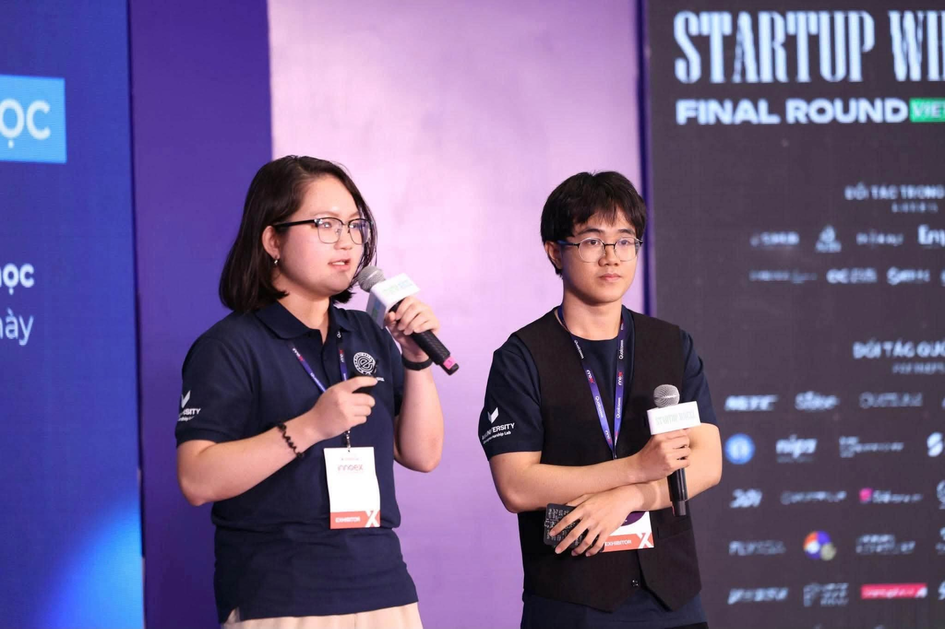 Đại diện Electroverse trình bày mô hình bộ kit thực hành điện tử tại vòng chung kết Startup Wheel 2026. Ảnh: VinUni.