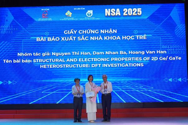TS. Nguyễn Thị Hân nhận chứng nhận bài báo xuất sắc dành cho nhà khoa học trẻ tại NSA2025. Ảnh: Khoa Khoa học cơ bản, Trường Đại học Sư phạm Kỹ thuật Hưng Yên.