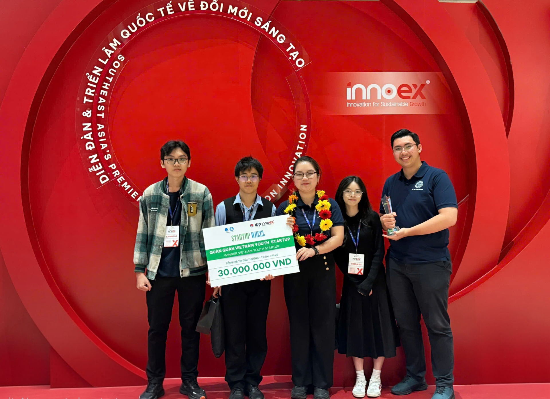 Các thành viên Electroverse tại InnoEx sau cột mốc Vietnam Youth Startup 2026. Ảnh: VinUni.
