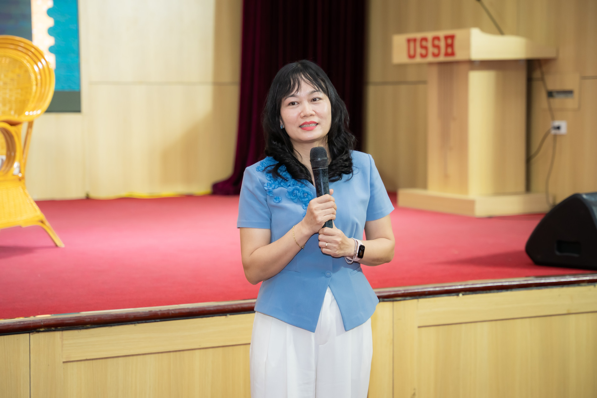 TS. Nguyễn Thị Năm Hoàng, Phó Trưởng Khoa Văn học, phát biểu khai mạc tọa đàm về chất liệu dân gian trên màn ảnh hiện đại tại Trường Đại học Khoa học Xã hội và Nhân văn, ĐHQGHN, tháng 5/2026. Ảnh: USSH.
