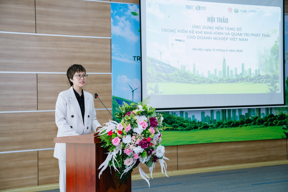 Bà Trần Việt Hương, Giám đốc Lead On GHG, trình bày tại hội thảo “Ứng dụng nền tảng số trong kiểm kê khí nhà kính và quản trị phát thải cho doanh nghiệp Việt Nam” ngày 12/6/2026 tại Hà Nội. Ảnh: Tạp chí Sở hữu Trí tuệ và Sáng tạo.