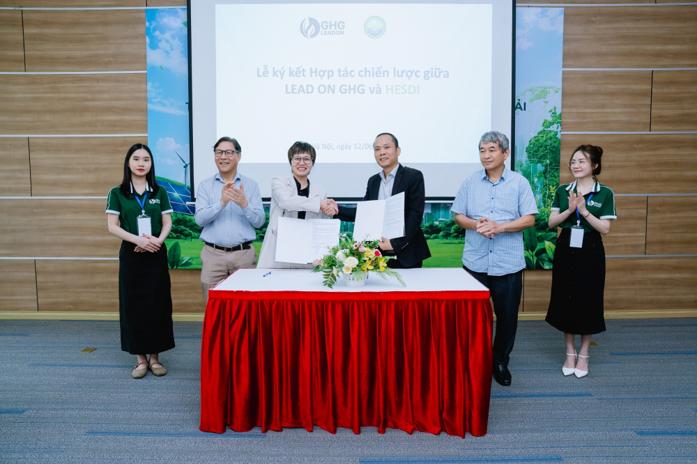 Lễ ký kết hợp tác chiến lược giữa Lead On GHG và HESDI trong khuôn khổ hội thảo ngày 12/6/2026. Ảnh: Tạp chí Sở hữu Trí tuệ và Sáng tạo.