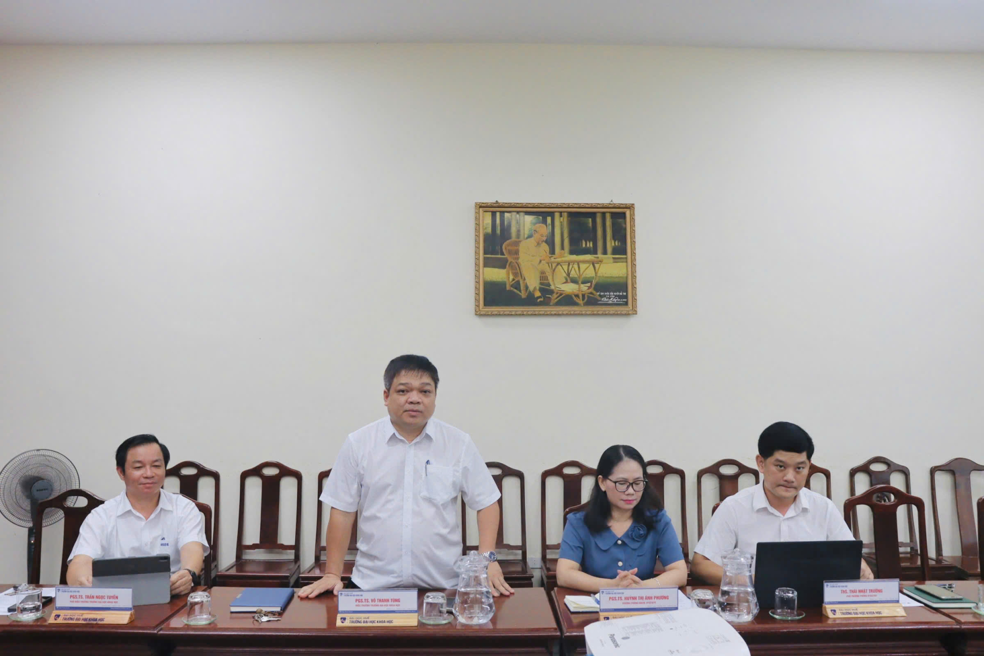 PGS.TS. Huỳnh Thị Ánh Phương (ngồi, thứ hai từ phải sang trong nhóm phía Trường Đại học Khoa học, Đại học Huế) tại buổi làm việc với đoàn Sở Giáo dục và Thể thao tỉnh Sê Kông, Lào, ngày 1/7/2026. Ảnh: Trường Đại học Khoa học, Đại học Huế.