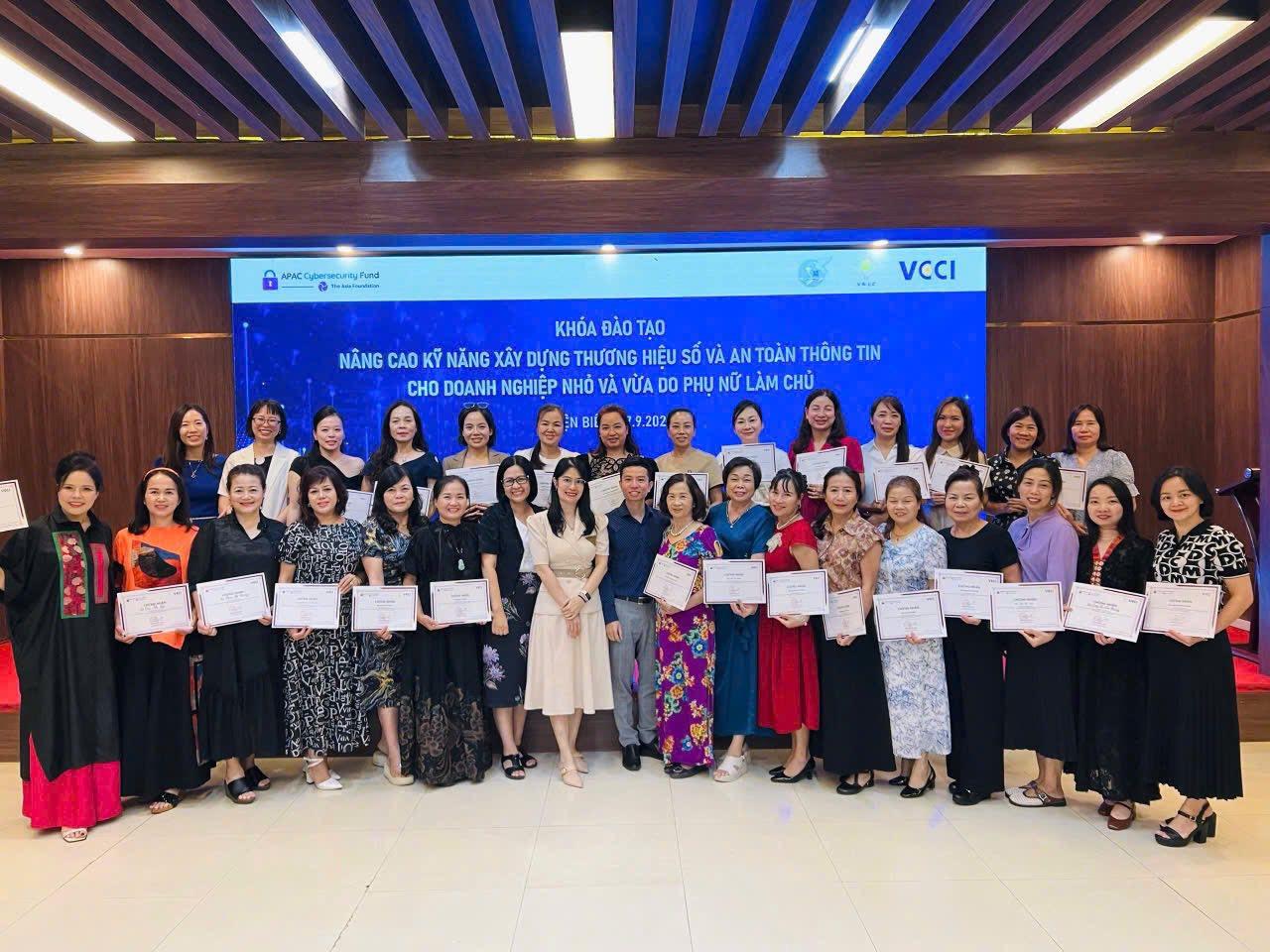 Phụ nữ tham gia hoạt động sản xuất, kinh doanh. Dự thảo Luật Phát triển doanh nghiệp nhỏ và vừa đang đề xuất một nhóm hỗ trợ riêng cho doanh nghiệp do phụ nữ làm chủ và doanh nghiệp sử dụng nhiều lao động nữ.