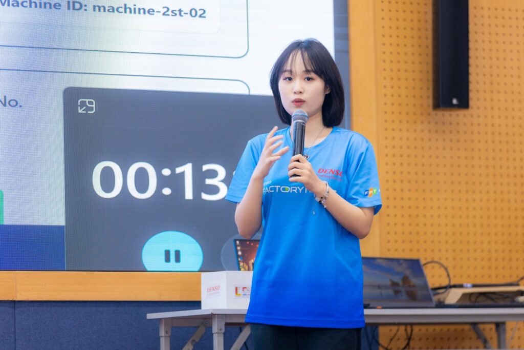 Sinh viên Nguyễn Diệu Nga trình bày tại DENSO Factory Hacks 2025. Trong đội FSiL, cô phụ trách phần mềm, ứng dụng web, hiển thị dữ liệu và tích hợp AI để cảnh báo bất thường của máy móc. Ảnh: BUV.