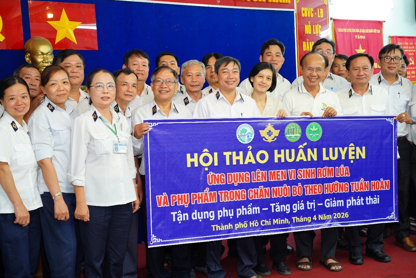 TS. Lê Thụy Bình Phương trao đổi về việc tận dụng phụ phẩm làm nguồn thức ăn trong mô hình nuôi ấu trùng ruồi lính đen. Ảnh trích nguồn: Báo Nông nghiệp và Môi trường.